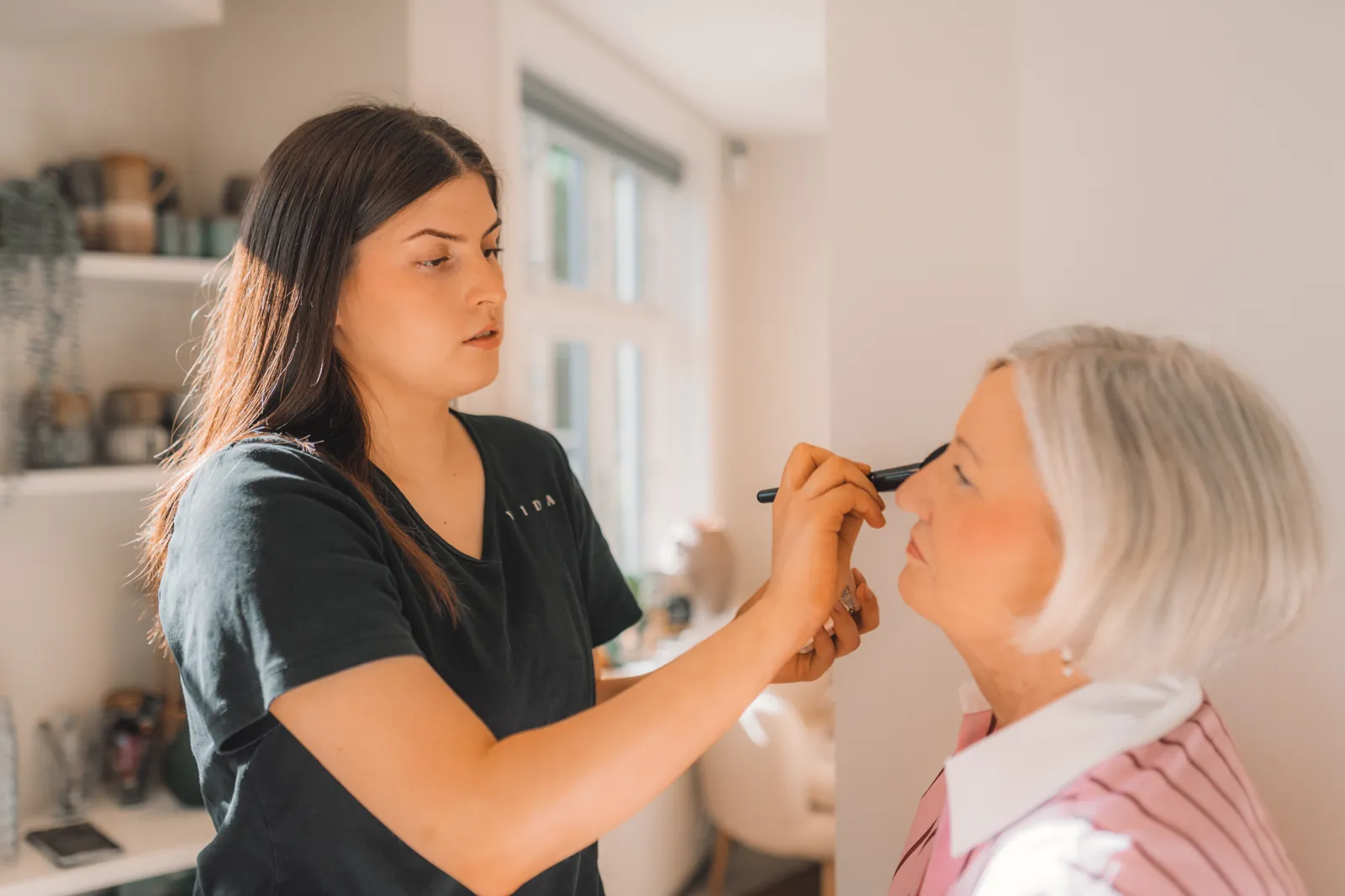 Brud får lagt make-up af en behandler hos VIDA Skønhedsklinik