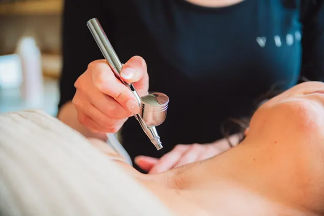 Foto fra VIDA Skønhedsklinik af en oxygenbehandling af ansigtet